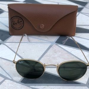 Gold rim, circle Ray Bans 🕶